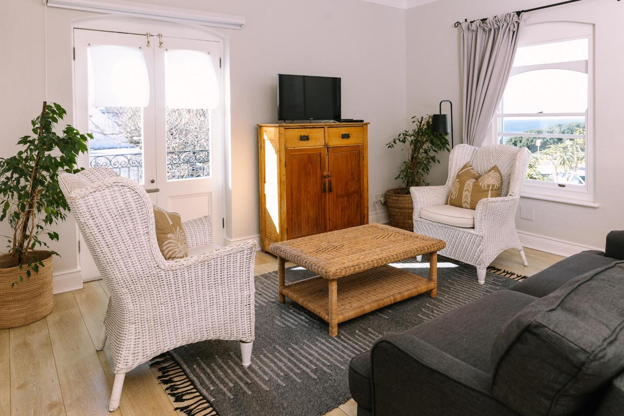 Auberge Burgundy Boutique Hotel & Spa Hermanus Bagian luar foto